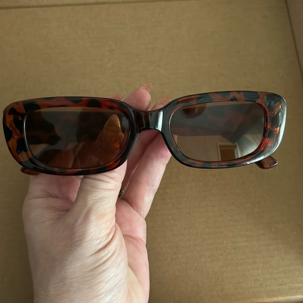 Rectangular tortoiseshell sunglasses